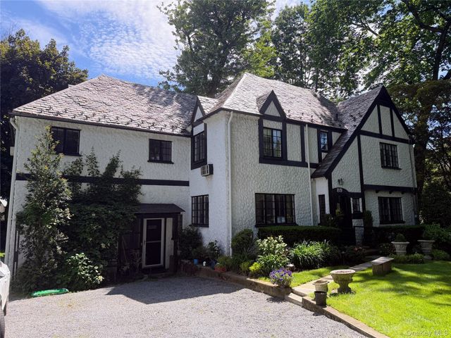 89 Bayview Avenue, Great Neck, NY 11021
