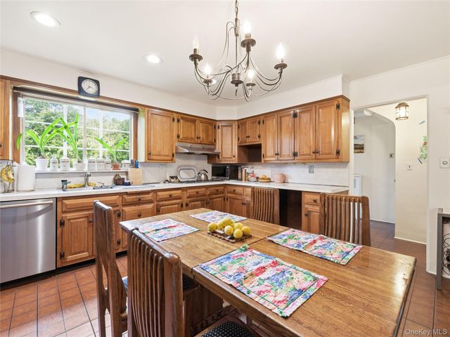89 Bayview Avenue, Great Neck, NY 11021