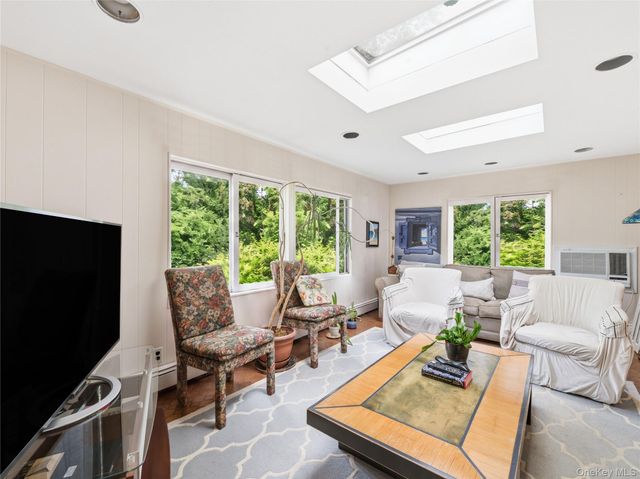 89 Bayview Avenue, Great Neck, NY 11021