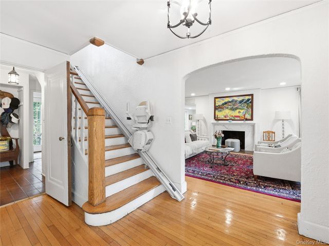 89 Bayview Avenue, Great Neck, NY 11021