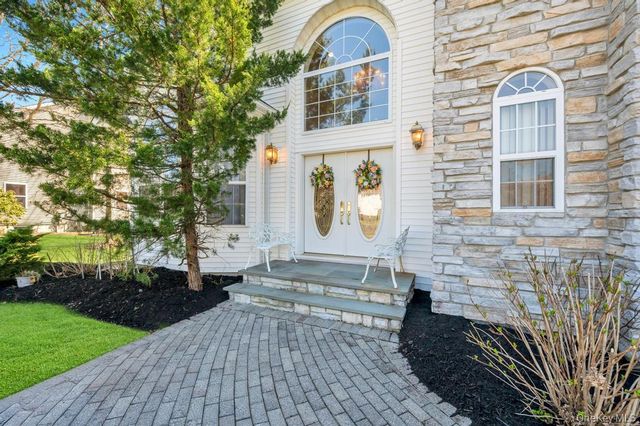7 Stadium Boulevard, East Setauket, NY 11733