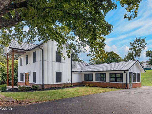 145 W Meeting Street, Dandridge, TN 37725
