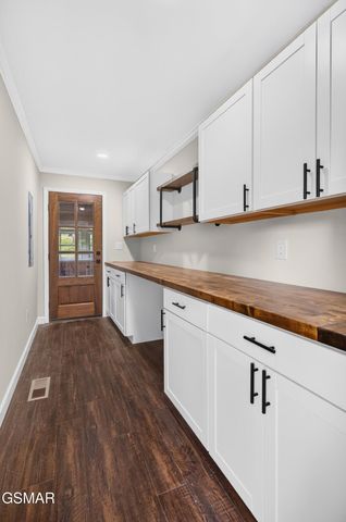 145 W Meeting Street, Dandridge, TN 37725