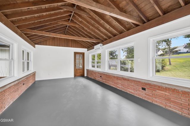 145 W Meeting Street, Dandridge, TN 37725