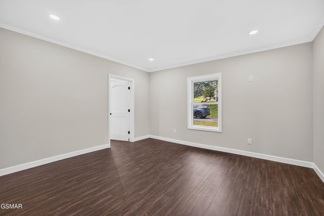 145 W Meeting Street, Dandridge, TN 37725