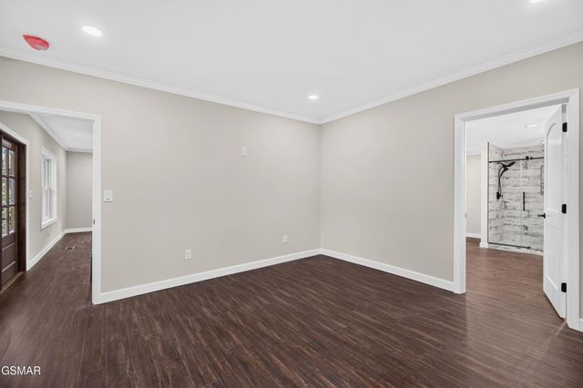 145 W Meeting Street, Dandridge, TN 37725