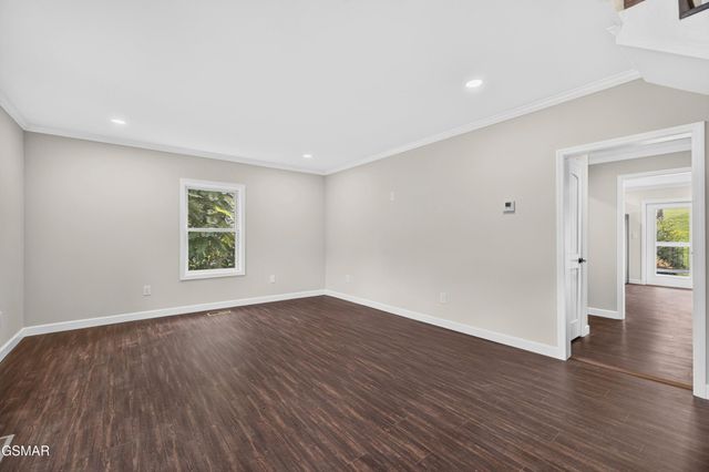 145 W Meeting Street, Dandridge, TN 37725