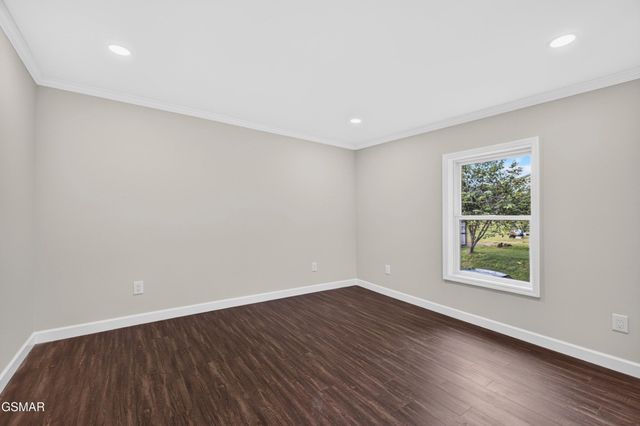 145 W Meeting Street, Dandridge, TN 37725