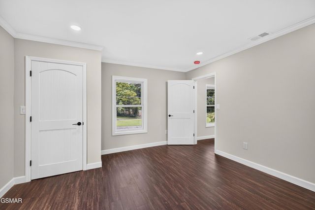 145 W Meeting Street, Dandridge, TN 37725