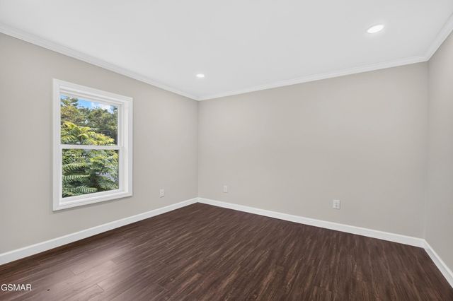 145 W Meeting Street, Dandridge, TN 37725