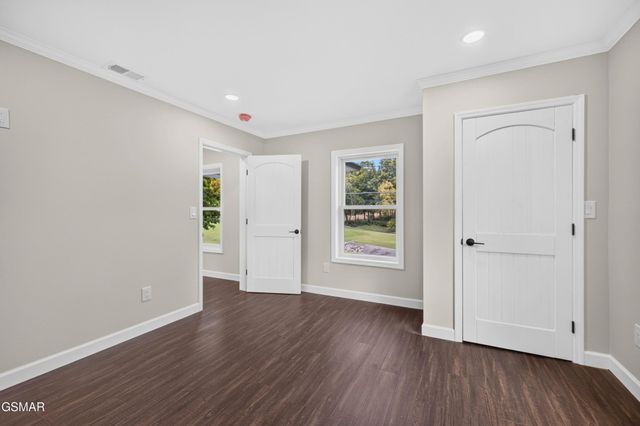 145 W Meeting Street, Dandridge, TN 37725