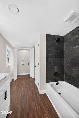 145 W Meeting Street, Dandridge, TN 37725