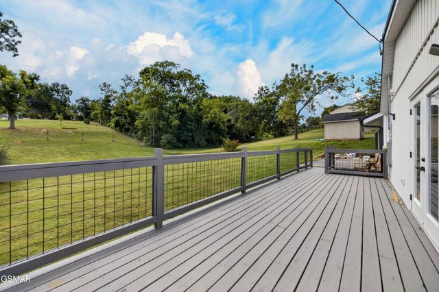 145 W Meeting Street, Dandridge, TN 37725