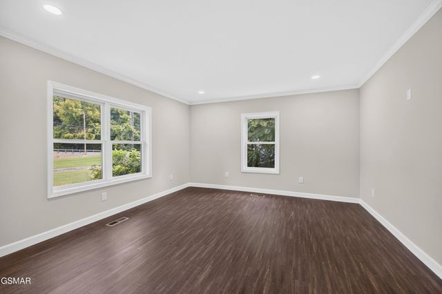 145 W Meeting Street, Dandridge, TN 37725