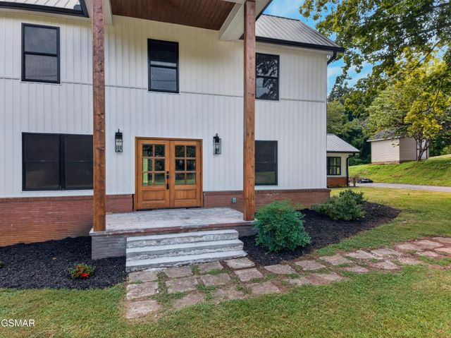 145 W Meeting Street, Dandridge, TN 37725