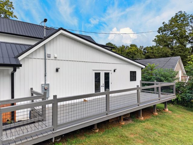 145 W Meeting Street, Dandridge, TN 37725