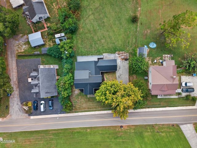 145 W Meeting Street, Dandridge, TN 37725