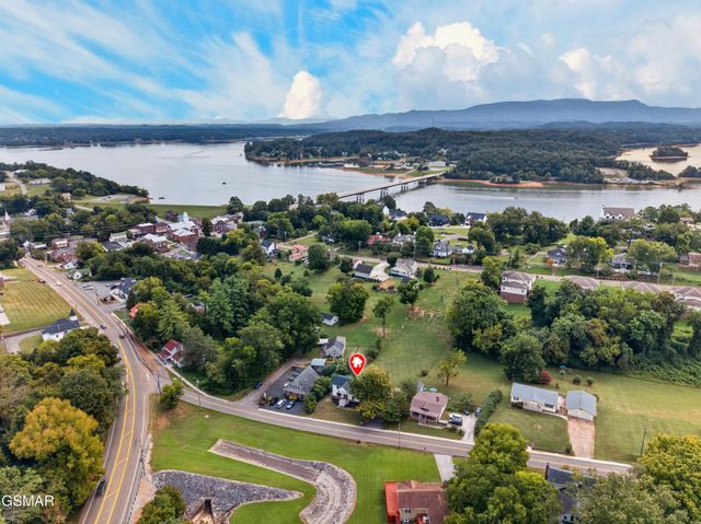 145 W Meeting Street, Dandridge, TN 37725
