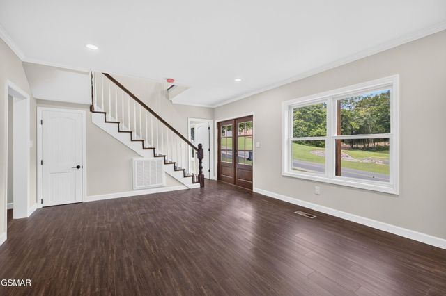 145 W Meeting Street, Dandridge, TN 37725