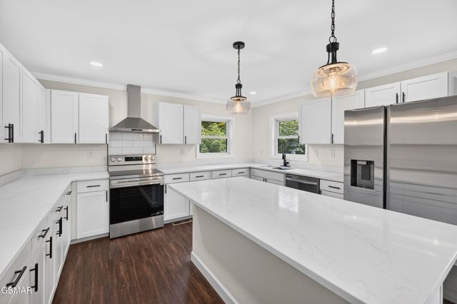 145 W Meeting Street, Dandridge, TN 37725