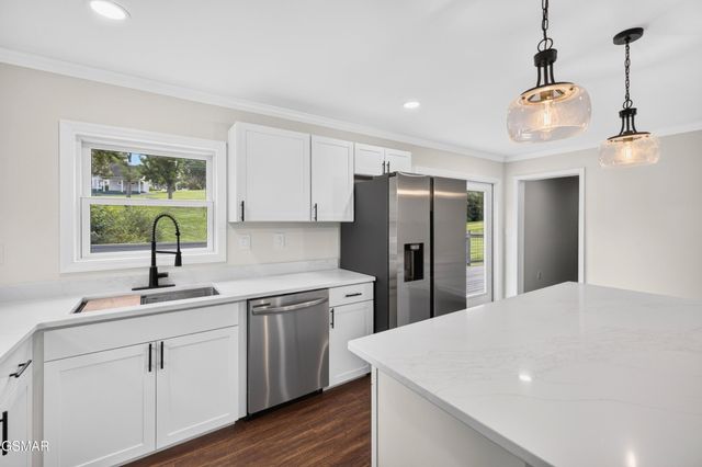 145 W Meeting Street, Dandridge, TN 37725