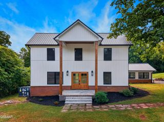 145 W Meeting Street, Dandridge, TN 37725