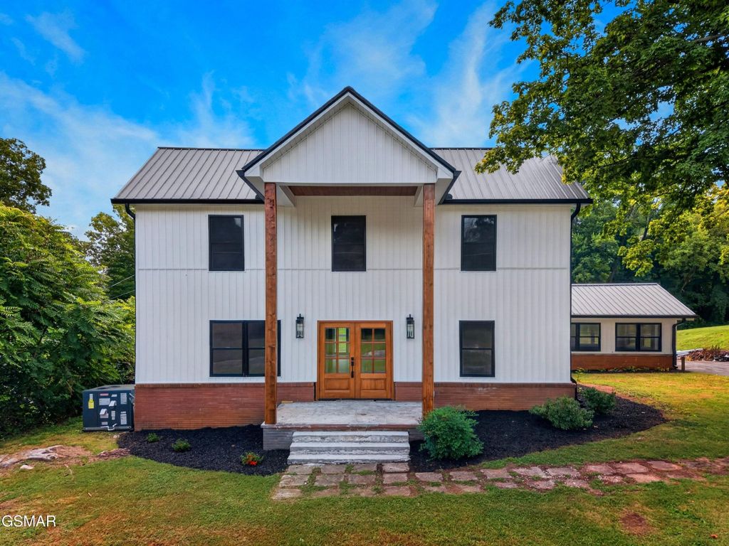 145 W Meeting Street, Dandridge, TN 37725