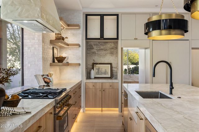 10874 E DALE Lane, Scottsdale, AZ 85262