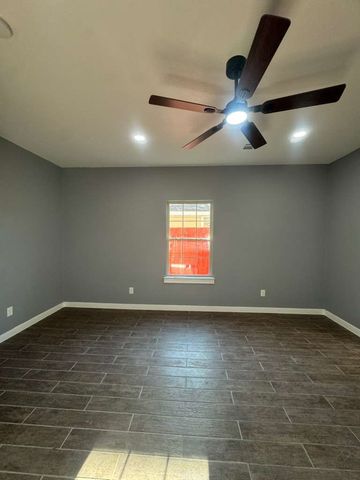 800 Oak Creek Drive, Hutchins, TX 75141