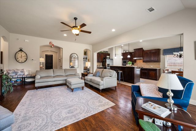 2828 Diamond Ridge Drive, Arlington, TX 76001