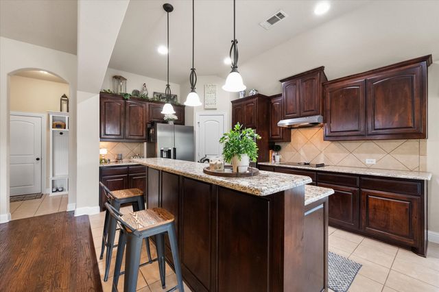 2828 Diamond Ridge Drive, Arlington, TX 76001