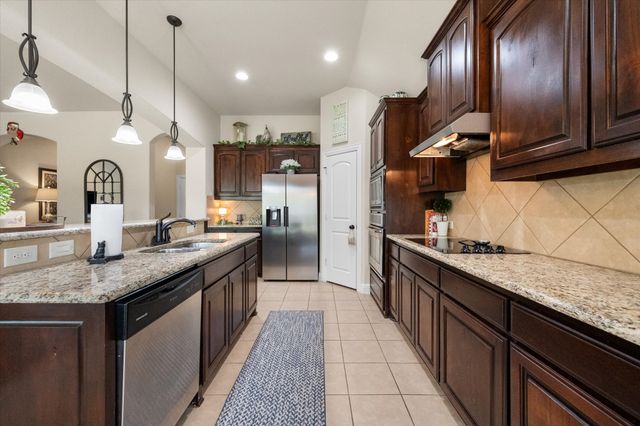 2828 Diamond Ridge Drive, Arlington, TX 76001