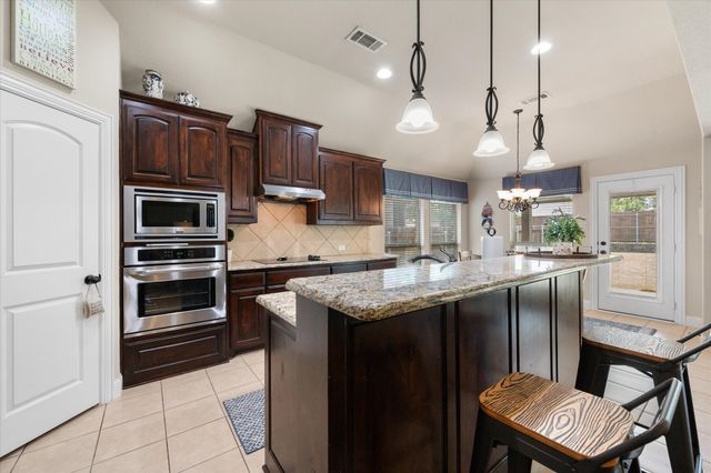 2828 Diamond Ridge Drive, Arlington, TX 76001