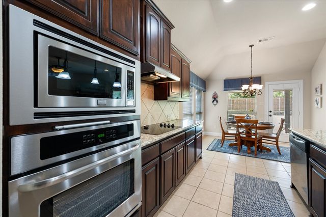 2828 Diamond Ridge Drive, Arlington, TX 76001