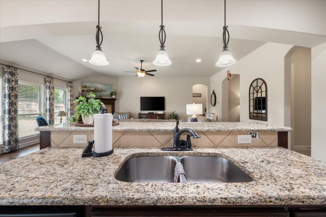 2828 Diamond Ridge Drive, Arlington, TX 76001