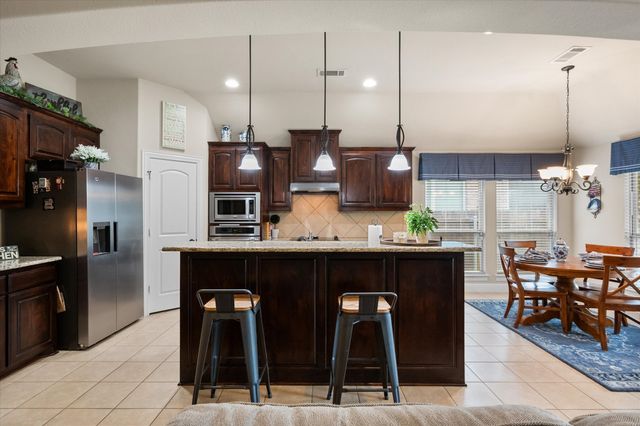 2828 Diamond Ridge Drive, Arlington, TX 76001