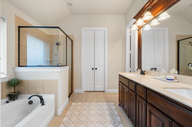 2828 Diamond Ridge Drive, Arlington, TX 76001