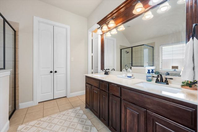 2828 Diamond Ridge Drive, Arlington, TX 76001