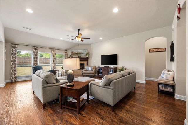 2828 Diamond Ridge Drive, Arlington, TX 76001