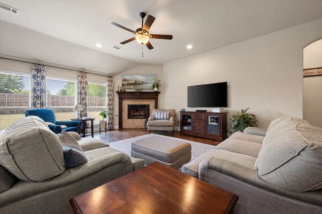 2828 Diamond Ridge Drive, Arlington, TX 76001