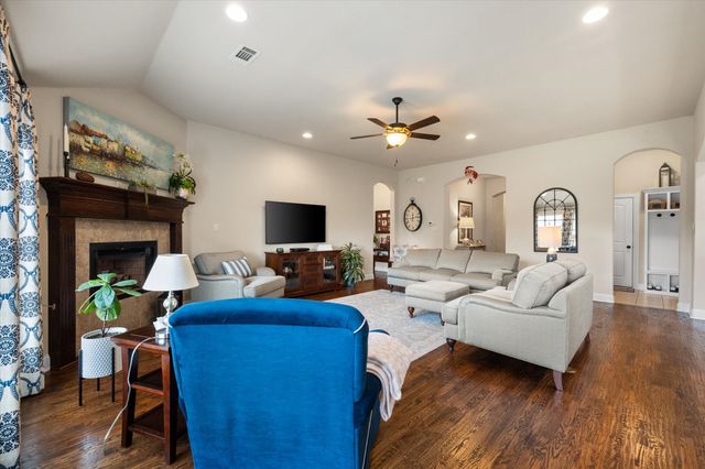 2828 Diamond Ridge Drive, Arlington, TX 76001