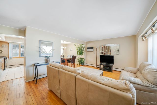 24 Kings Park Road, Commack, NY 11725