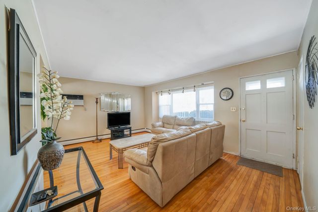 24 Kings Park Road, Commack, NY 11725