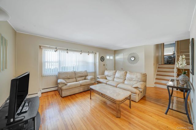 24 Kings Park Road, Commack, NY 11725