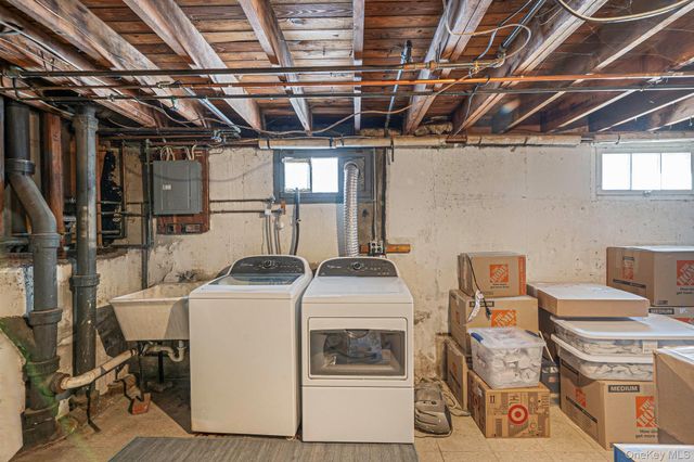 24 Kings Park Road, Commack, NY 11725