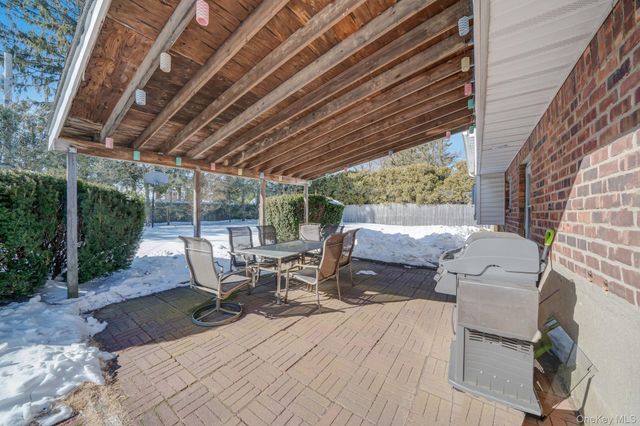 24 Kings Park Road, Commack, NY 11725