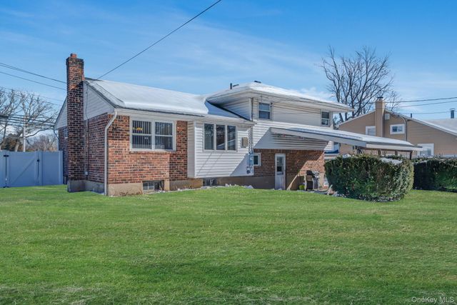 24 Kings Park Road, Commack, NY 11725