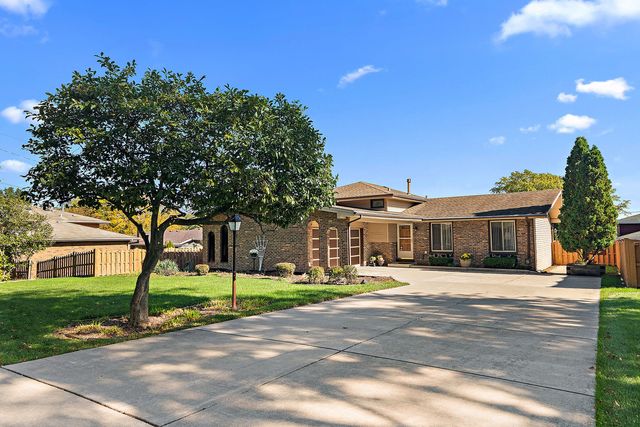 9241 S Kean Avenue, Hickory Hills, IL 60457