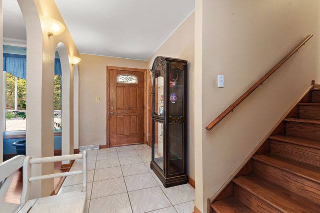 9241 S Kean Avenue, Hickory Hills, IL 60457