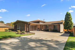 9241 S Kean Avenue, Hickory Hills, IL 60457